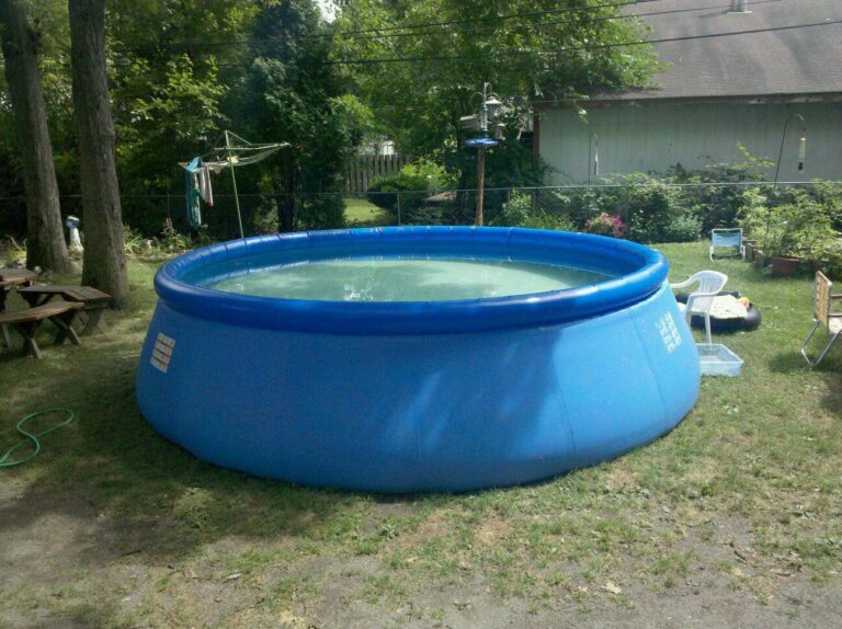 Combien de temps peut-on laisser de l'eau dans une piscine gonflable