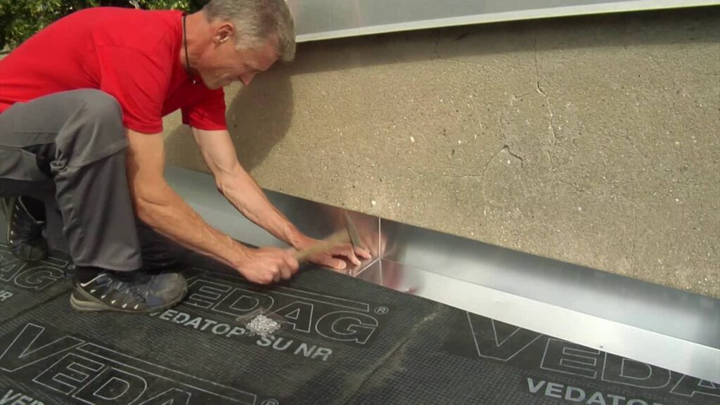 installer solin toit contre un mur